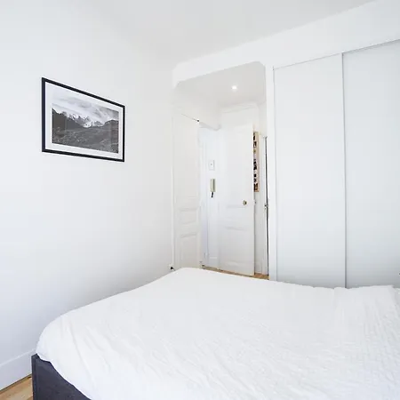 Apartment Comfortable Near Parc Monceau Paris