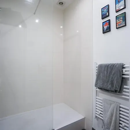 Apartment Comfortable Near Parc Monceau Paris